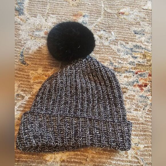 Love your melon hat with removable pom pom in black and  white. Leather tag - Picture 2 of 3